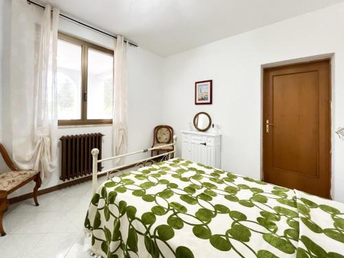 ein weißes Schlafzimmer mit einem Bett und einem Fenster in der Unterkunft La Dimora di Helen in Monopoli