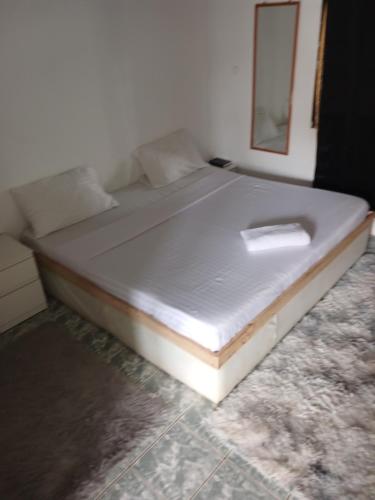 uma cama grande num quarto com um colchão branco em Hildas Studio em Diani Beach