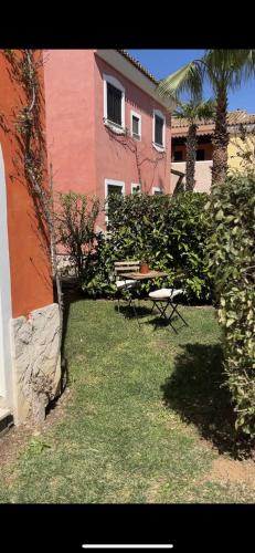 a yard with a picnic table and a building at Casa GIO' GIO' Borgo San Basilio in Marina di Pisticci
