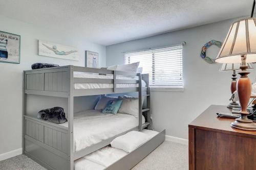 Postel nebo postele na pokoji v ubytování Resort Breeze-2 BR, Pools, Hot Tub, Tennis, Beach