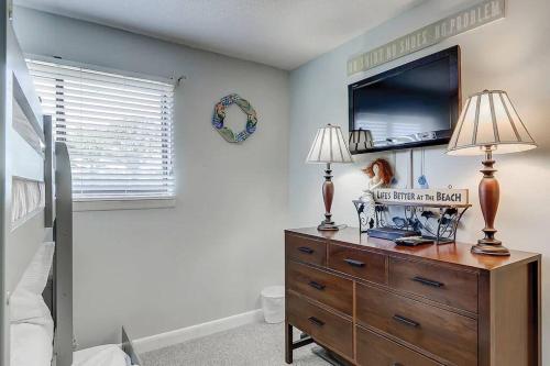 TV a/nebo společenská místnost v ubytování Resort Breeze-2 BR, Pools, Hot Tub, Tennis, Beach
