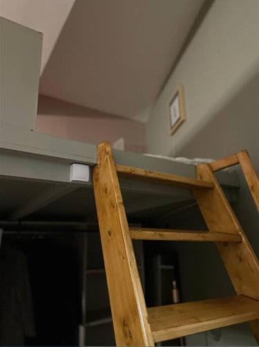 Ce lit superposé se trouve dans un dortoir doté d'un plafond. dans l'établissement Cozy Apt à Bordeaux centre, idéal pour vos séjours, à Bordeaux