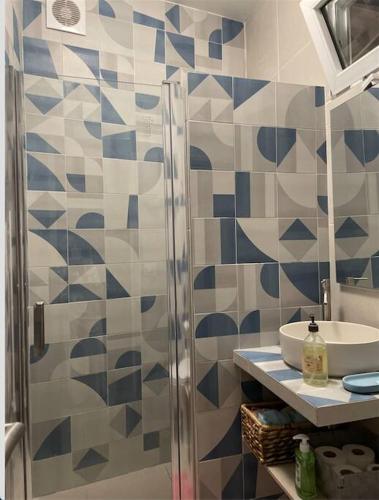 une salle de bain avec douche et lavabo dans l'établissement Cozy Apt à Bordeaux centre, idéal pour vos séjours, à Bordeaux