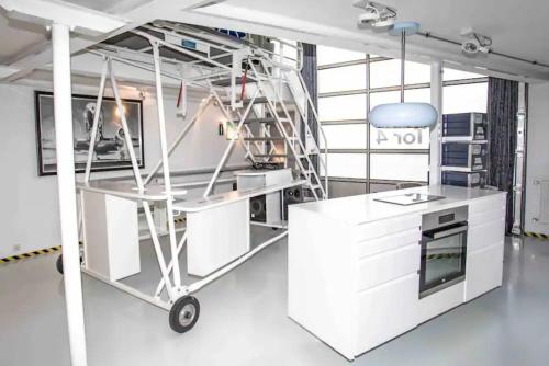 een laboratorium met een laboratoriumkar in een ruimte bij Aviatorloft in Neuwied