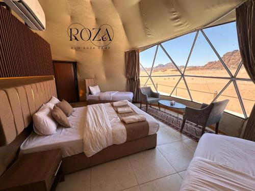 una camera d'albergo con due letti e vista sul deserto di Rum Roza luxury camp a Wadi Rum
