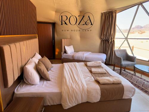 una camera d'albergo con due letti e un cartello sul muro di Rum Roza luxury camp a Wadi Rum
