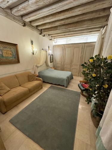 - un salon avec un canapé et un lit dans l'établissement La Maison d'Anne, à Paris
