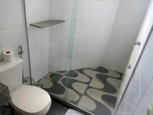 un piccolo bagno con servizi igienici e doccia di Pousada In Paradiso a Santa Cruz