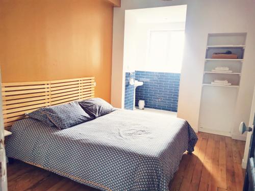 1 dormitorio con 1 cama en una habitación con ventana en Le vintage 100 mètres de la gare parking gratuit en Douai
