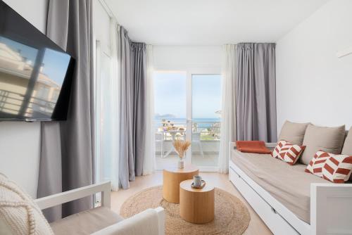 ein Wohnzimmer mit einem Sofa und einem TV in der Unterkunft Bauló Mar Apartments in Can Picafort