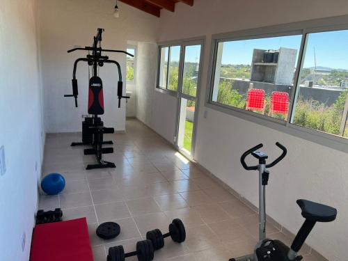 una habitación con un gimnasio con pesas y una ventana en El 8 del mirador en Villa Santa Cruz del Lago
