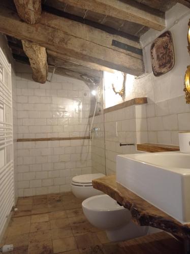 a bathroom with a sink and a toilet and a tub at Tenuta Torre Diana in Mordano