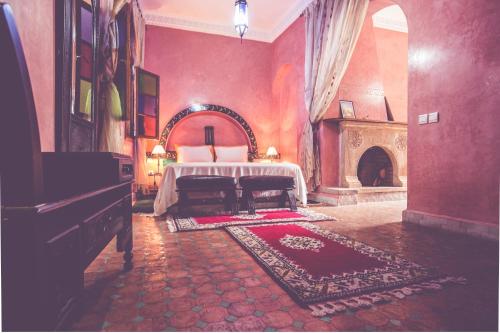 una camera con un letto in una stanza rossa di Riad Dar Alia a Rabat