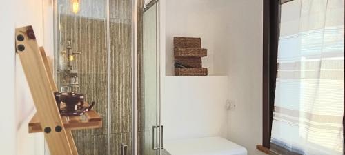 a bathroom with a toilet and a glass shower at Da zia Iole a piazza Armerina città dei mosaici patrimonio dell'unesco in Piazza Armerina