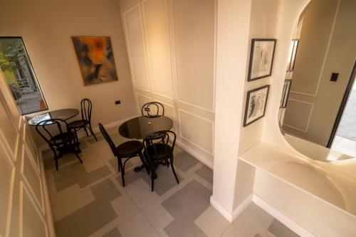 a dining room with a table and chairs and a sink at Cosmopolitano Hotel Boutique in Santa Cruz de la Sierra