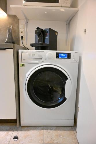 a white washing machine with a camera on top of it at Losensteinleiten Naturglanz Apartment in Losensteinleithen
