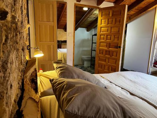 Postel nebo postele na pokoji v ubytování La Milana, Orbaneja del Castillo