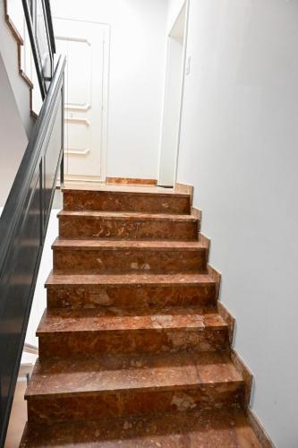 an old rusty staircase in a building with a door at Losensteinleiten Naturglanz Apartment in Losensteinleithen