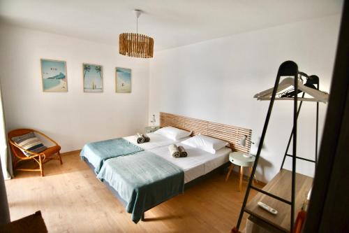 - une chambre avec un lit et une lampe dans l'établissement Appartement 60m2 avec piscine privée dans villa, à Oletta