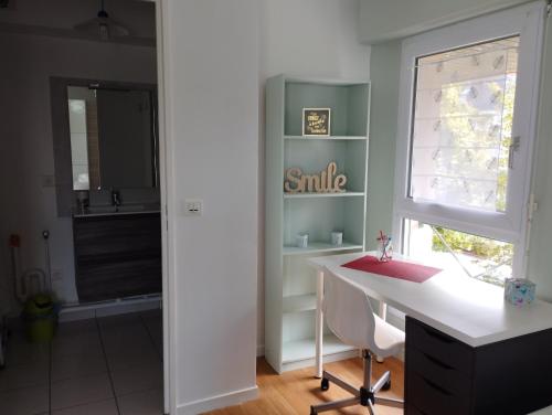 cocina con escritorio, ventana y fregadero en T1 bis 32 m2 avec terrasse et exposé sud, idéal pour vacances et/ou télétravail, en Vannes