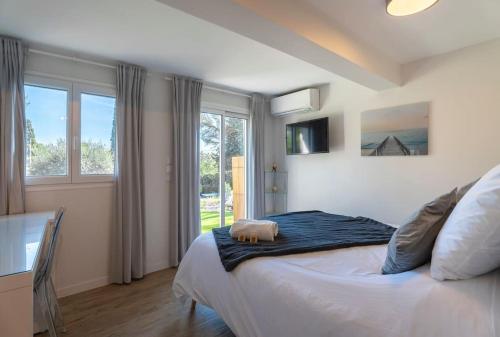 une chambre avec un lit avec un ours en peluche dessus dans l'établissement Villa Casa C Valbonne, à Valbonne