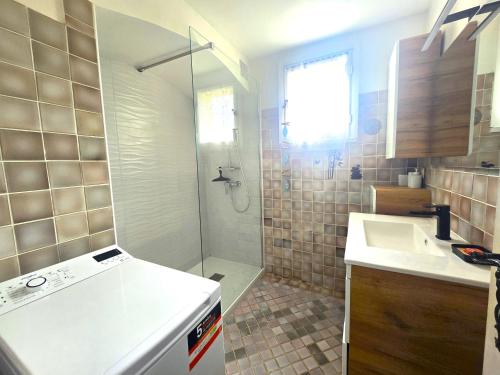La petite salle de bains est pourvue d'une douche et d'un lavabo. dans l'établissement Appartement Le Castillon, à La Garonnette-Plage