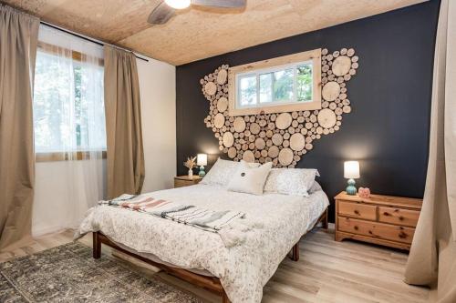 um quarto com uma cama e uma parede com uma fotografia em A-frame Cottage Lakeside, Charleston lake 