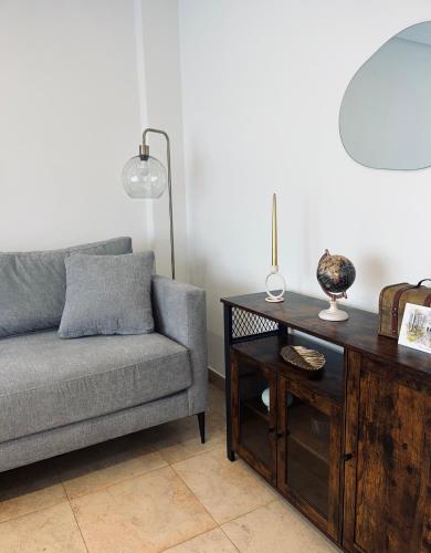 un soggiorno con divano e tavolo di Apartamento Verano a Mugardos