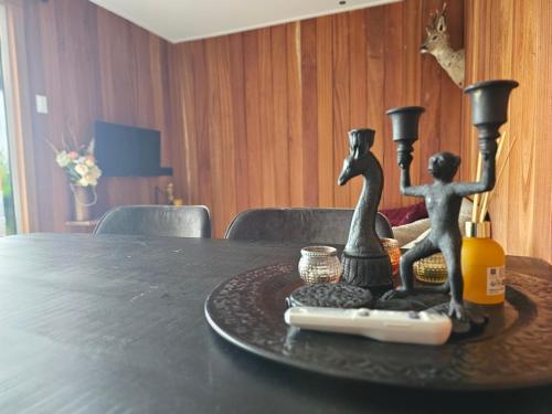 a table with a tray with two figurines on it at Ben's Cabine in Bodegraven