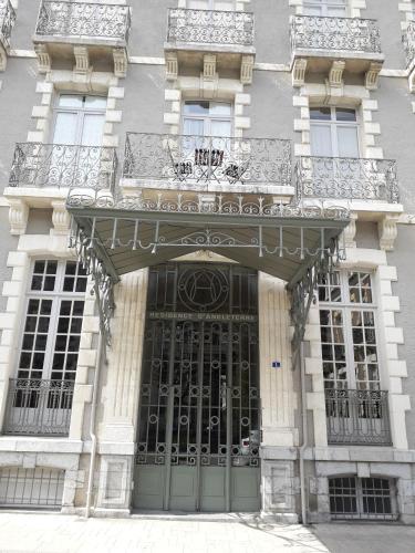 un bâtiment avec une grande porte devant lui dans l'établissement Appt de charme T3 50m2 hypercentre Cauterets, à Cauterets