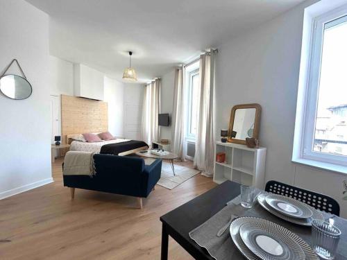 - un salon avec un lit et une table à manger dans l'établissement Studio le «Victor Hugo» , hyper centre ville, à Vienne