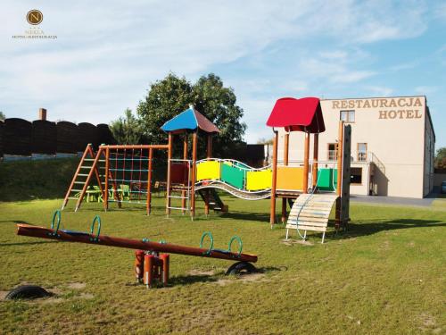 einen Spielplatz mit Rutsche und Spielstruktur in der Unterkunft Hotel Nekla in Nekla