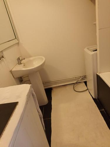 une salle de bain avec un lavabo et des toilettes dans l'établissement Appartement F2, à Montpellier