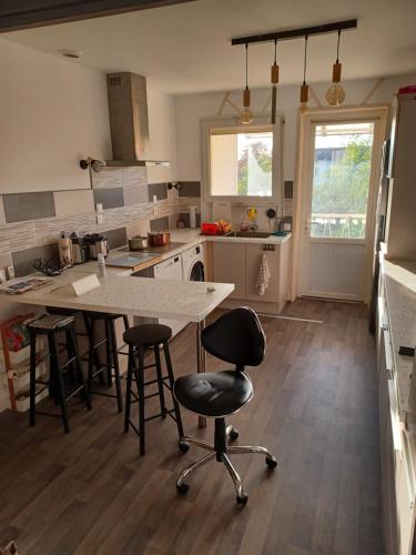 une cuisine avec une table et quelques chaises dans l'établissement MARANATHA bis, à Saintes