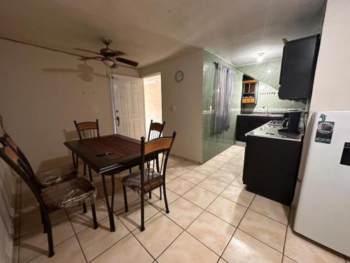 - une cuisine et une salle à manger avec une table et des chaises dans l'établissement Casa cómoda y bonita, à Monterrey