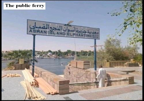 um sinal que está ao lado de um rio em MasTonKel em Aswan