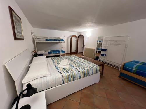 Una cama o camas en una habitación de Terrace Lake View Moltrasio