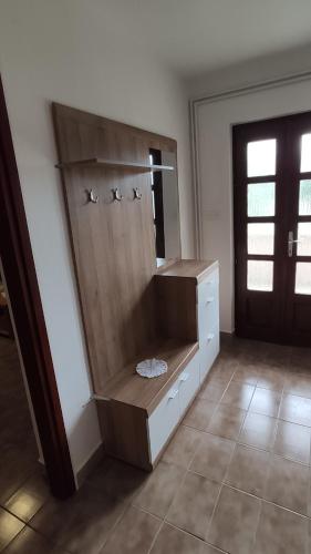 Habitación con estante de madera y puerta en Ema, en Labin