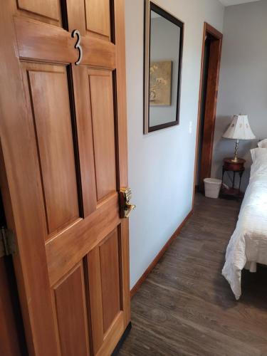 uma porta aberta para um quarto com uma cama em Compact But Cozy Too em Anchorage