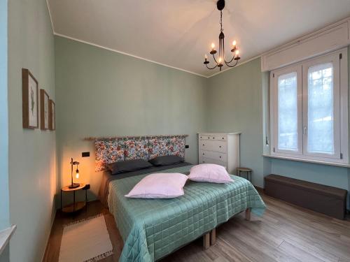 1 dormitorio con 1 cama con 2 almohadas rosas en Casa Angioletta, en Gassino Torinese