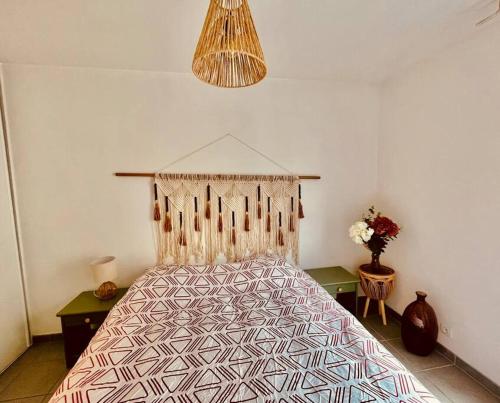 une chambre avec un grand lit à baldaquin dans l'établissement Appartement 4 pers à 5 min de Paris, à Saint-Ouen