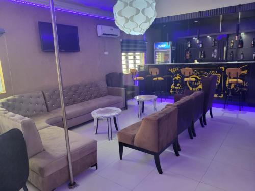 una sala de espera con sofás y mesas y una pelota de fútbol en Admiralty Hotel, en Lekki