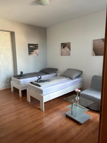 un salon avec deux lits et un canapé dans l'établissement 4 May Plaza, à Bratislava