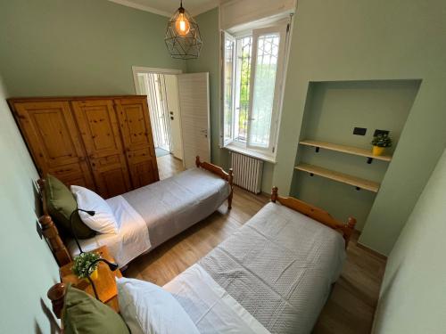a bedroom with two beds and a couch at Casa Angioletta in Gassino Torinese
