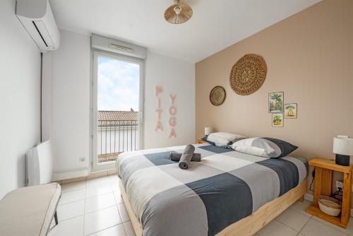 une chambre avec un grand lit et une fenêtre dans l'établissement Le Surf : Triplex (T4) parking, rooftop et clim, à Toulouse