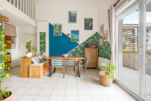 une pièce avec une table, des chaises et un escalier dans l'établissement Le Surf : Triplex (T4) parking, rooftop et clim, à Toulouse