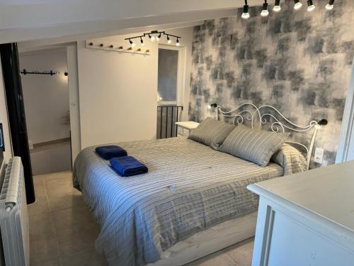 Un dormitorio con una cama con una almohada azul. en El Niu de Claravalls, en Claravalls