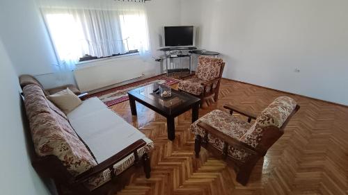 TV a/nebo společenská místnost v ubytování Guesthouse Trikic