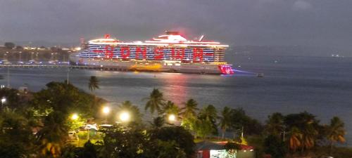 un grand bateau de croisière dans l'eau la nuit dans l'établissement BE BLUE GREEN, à Fort-de-France