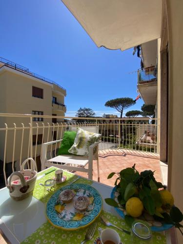 einen Tisch mit einem Teller Essen auf dem Balkon in der Unterkunft Due Golfi Heart in Massa Lubrense